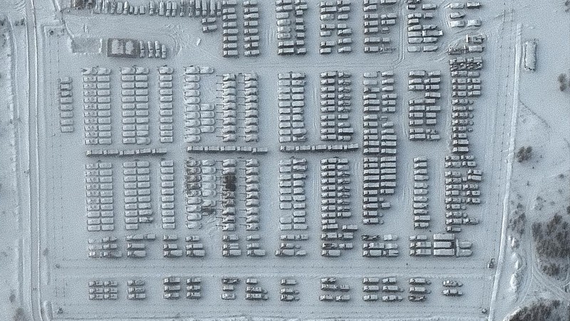 Gambar satelit menunjukkan gambaran unit helikopter dan pasukan di Belgorod, Rusia, Minggu (13/2/2022). (2022 Maxar Technologies/Handout via REUTERS)