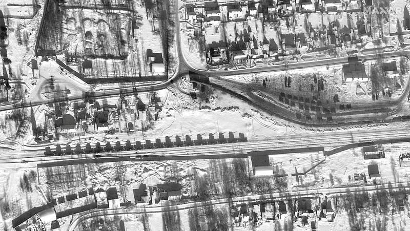 Gambar satelit menunjukkan gambaran unit helikopter dan pasukan di Belgorod, Rusia, Minggu (13/2/2022). (2022 Maxar Technologies/Handout via REUTERS)