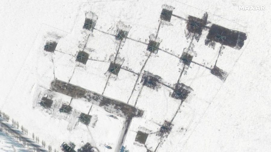 Gambar satelit menunjukkan gambaran unit helikopter dan pasukan di Belgorod, Rusia, Minggu (13/2/2022). (2022 Maxar Technologies/Handout via REUTERS)