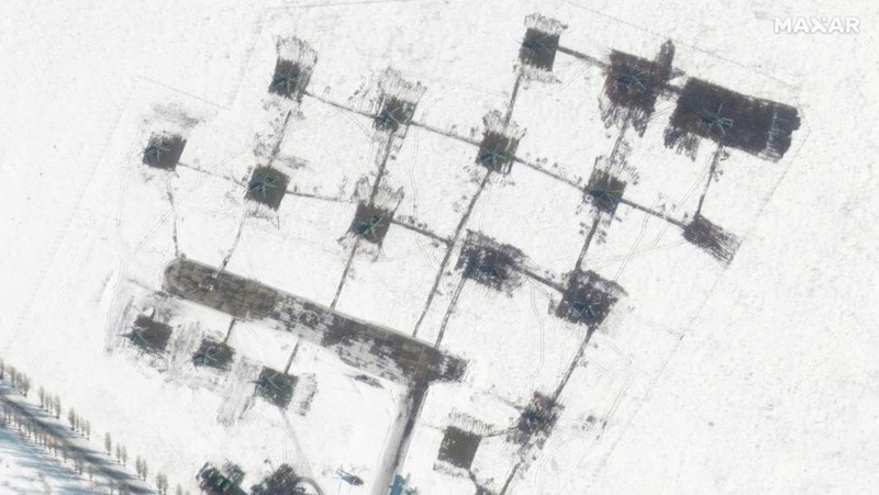 Gambar satelit menunjukkan gambaran unit helikopter dan pasukan di Belgorod, Rusia, Minggu (13/2/2022). (2022 Maxar Technologies/Handout via REUTERS)