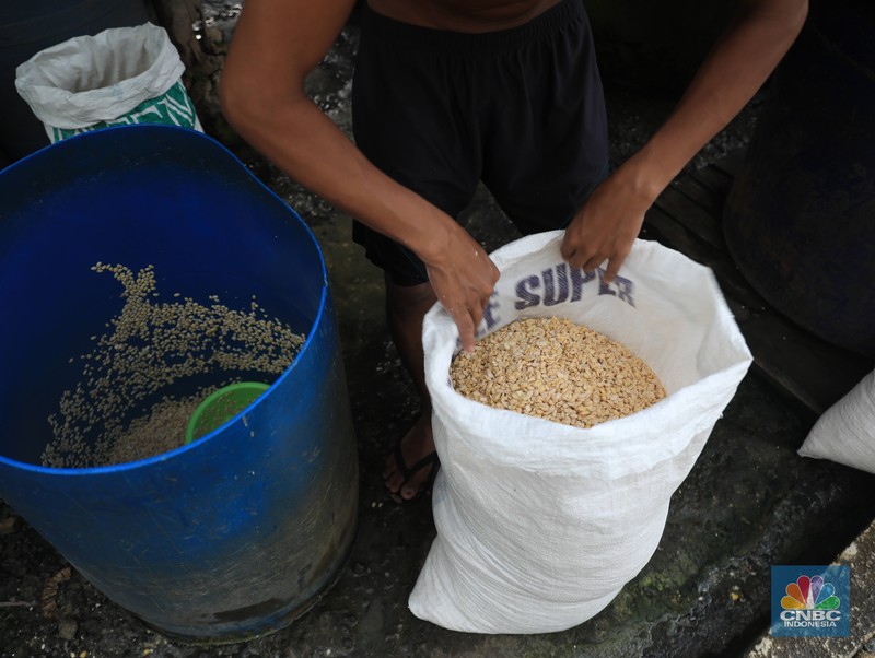 Pembuatan tempe Perajin membuat tempe di industri rumahan skala kecil di Jalan Wahid, Ciputat, Tangerang Selatan, Selasa, (15/2/2022). Kenaikan biaya bahan baku utama itu dilaporkan jadi penyebab berhentinya produksi sejumlah industri rumahan tempe dan tahu (CNBC Indonesia/ Muhammad Sabki