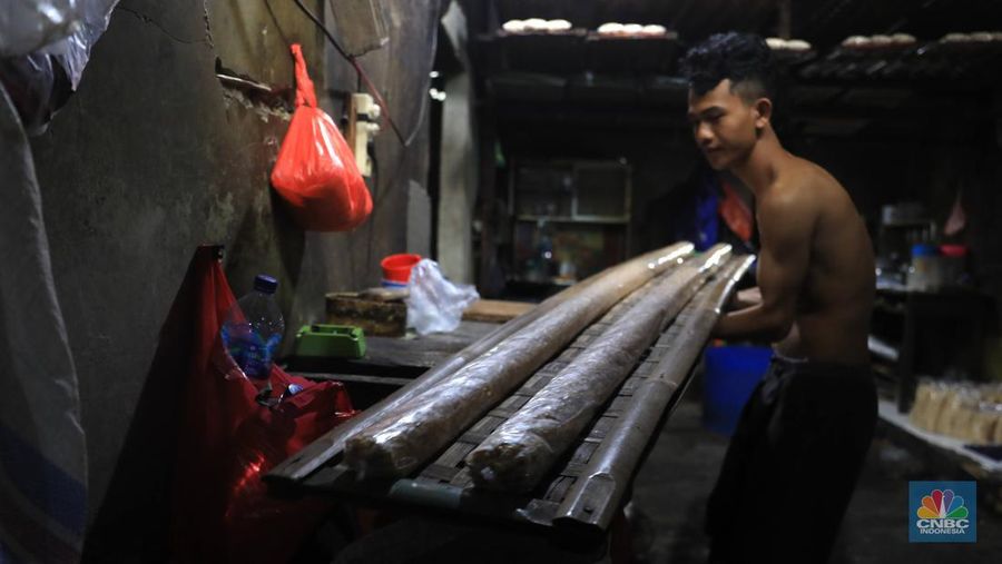 Perajin membuat tempe di industri rumahan skala kecil di Jalan Wahid, Ciputat, Tangerang Selatan, Selasa, (15/2/2022). Kenaikan biaya bahan baku utama itu dilaporkan jadi penyebab berhentinya produksi sejumlah industri rumahan tempe dan tahu (CNBC Indonesia/ Muhammad Sabki