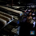 Perajin membuat tempe di industri rumahan skala kecil di Jalan Wahid, Ciputat, Tangerang Selatan, Selasa, (15/2/2022). Kenaikan biaya bahan baku utama itu dilaporkan jadi penyebab berhentinya produksi sejumlah industri rumahan tempe dan tahu (CNBC In