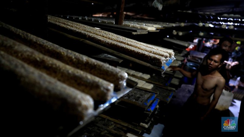 Perajin membuat tempe di industri rumahan skala kecil di Jalan Wahid, Ciputat, Tangerang Selatan, Selasa, (15/2/2022). Kenaikan biaya bahan baku utama itu dilaporkan jadi penyebab berhentinya produksi sejumlah industri rumahan tempe dan tahu (CNBC Indonesia/ Muhammad Sabki