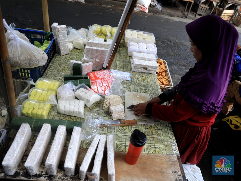 Perajin membuat tempe di industri rumahan skala kecil di Jalan Wahid, Ciputat, Tangerang Selatan, Selasa, (15/2/2022). Kenaikan biaya bahan baku utama itu dilaporkan jadi penyebab berhentinya produksi sejumlah industri rumahan tempe dan tahu (CNBC Indonesia/ Muhammad Sabki