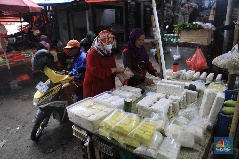 Perajin membuat tempe di industri rumahan skala kecil di Jalan Wahid, Ciputat, Tangerang Selatan, Selasa, (15/2/2022). Kenaikan biaya bahan baku utama itu dilaporkan jadi penyebab berhentinya produksi sejumlah industri rumahan tempe dan tahu (CNBC Indonesia/ Muhammad Sabki