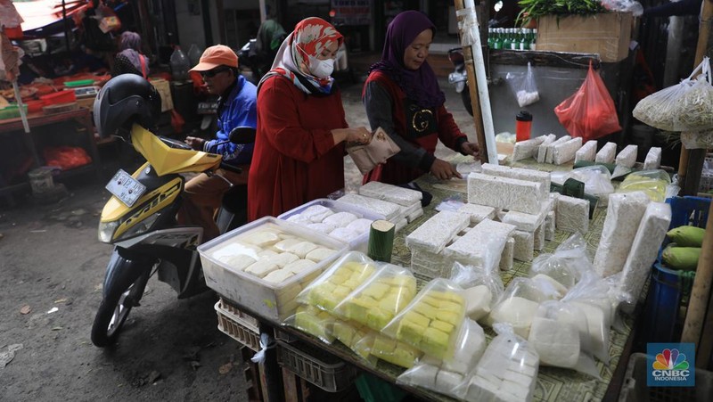 Perajin membuat tempe di industri rumahan skala kecil di Jalan Wahid, Ciputat, Tangerang Selatan, Selasa, (15/2/2022). Kenaikan biaya bahan baku utama itu dilaporkan jadi penyebab berhentinya produksi sejumlah industri rumahan tempe dan tahu (CNBC Indonesia/ Muhammad Sabki