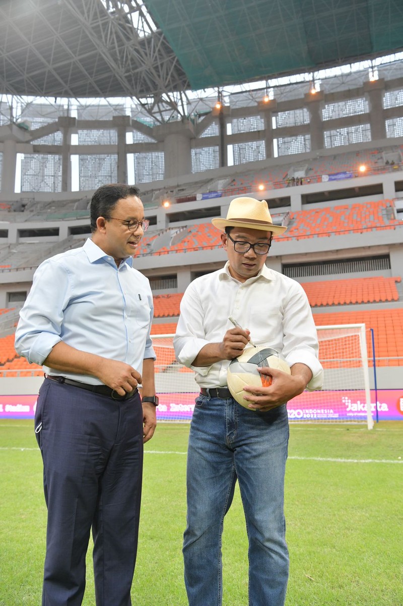 Gubernur Jawa Barat Ridwan Kamil bersama Gubernur DKI Jakarta Anies Baswedan saat menjajal Stadion baru JIS (Dok Ist)