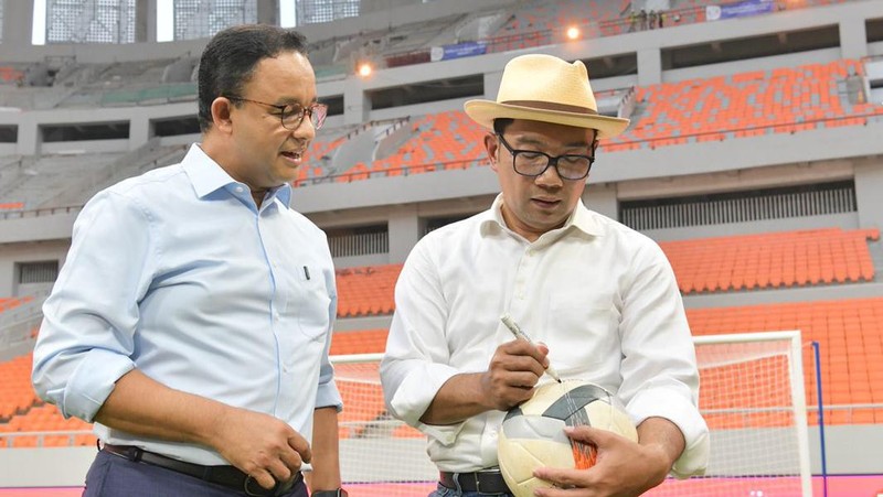 Gubernur Jawa Barat Ridwan Kamil bersama Gubernur DKI Jakarta Anies Baswedan saat menjajal Stadion baru JIS (Dok Ist)