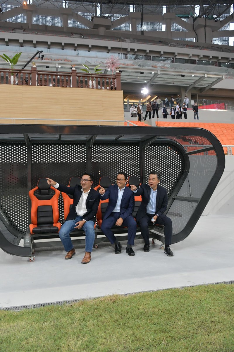 Gubernur Jawa Barat Ridwan Kamil bersama Gubernur DKI Jakarta Anies Baswedan saat menjajal Stadion baru JIS (Dok Ist)