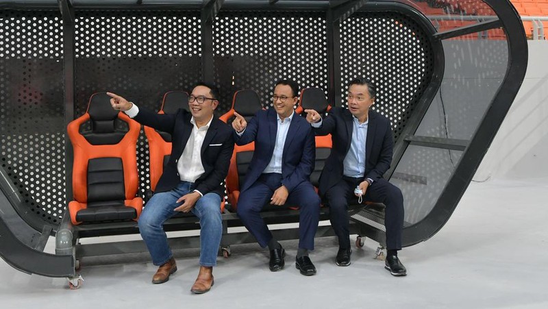 Gubernur Jawa Barat Ridwan Kamil bersama Gubernur DKI Jakarta Anies Baswedan saat menjajal Stadion baru JIS (Dok Ist)