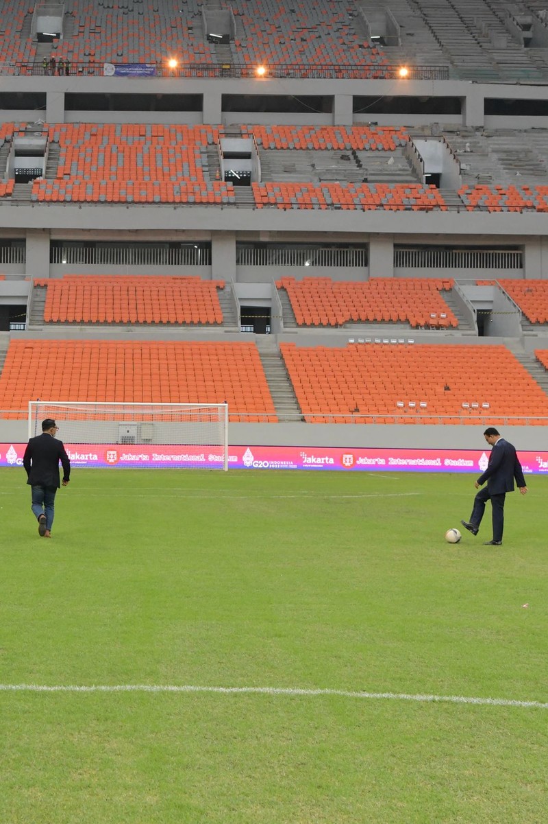 Gubernur Jawa Barat Ridwan Kamil bersama Gubernur DKI Jakarta Anies Baswedan saat menjajal Stadion baru JIS (Dok Ist)