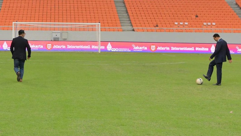 Gubernur Jawa Barat Ridwan Kamil bersama Gubernur DKI Jakarta Anies Baswedan saat menjajal Stadion baru JIS (Dok Ist)
