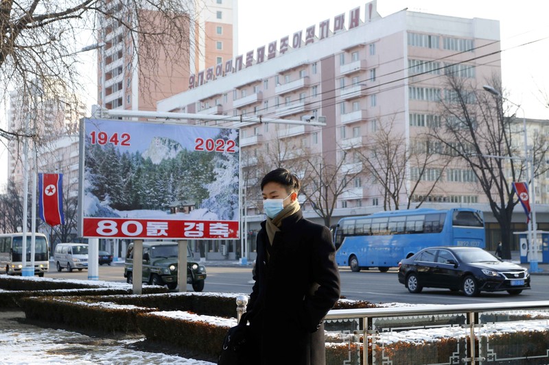 Pemimpin Korea Utara Kim Jong Un mengenakan masker di tengah wabah penyakit virus corona (COVID-19), saat memeriksa apotek di Pyongyang. AP/
