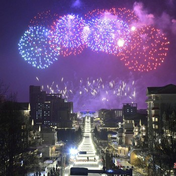 Potret 'Tak Biasa' Korut Rayakan 80 Tahun Kim Jong Il