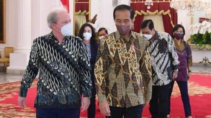 Presiden Joko Widodo menerima sejumlah pimpinan Bank Dunia di Istana Merdeka, Jakarta, pada Rabu, 16 Februari 2022. Mereka adalah Axel Van Trotsenburg selaku Managing Director of Operations, Manuela V. Ferro selaku Vice President East Asia and Pasific Region, serta Satu Kahkonen selaku Country Director Indonesia. (Muchlis Jr - Biro Pers Sekretariat Presiden) Presiden Joko Widodo menerima sejumlah pimpinan Bank Dunia di Istana Merdeka, Jakarta, pada Rabu, 16 Februari 2022. Mereka adalah Axel Van Trotsenburg selaku Managing Director of Operations, Manuela V. Ferro selaku Vice President East Asia and Pasific Region, serta Satu Kahkonen selaku Country Director Indonesia. (Muchlis Jr - Biro Pers Sekretariat Presiden)