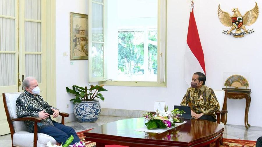 Presiden Joko Widodo menerima sejumlah pimpinan Bank Dunia di Istana Merdeka, Jakarta, pada Rabu, 16 Februari 2022. Mereka adalah Axel Van Trotsenburg selaku Managing Director of Operations, Manuela V. Ferro selaku Vice President East Asia and Pasific Region, serta Satu Kahkonen selaku Country Director Indonesia. (Muchlis Jr - Biro Pers Sekretariat Presiden)