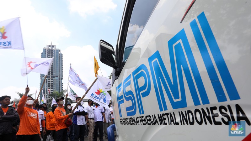 Ratusan buruh dari Konfederasi Serikat Pekerja Indonesia (KSPI) menggelar aksi menolak aturan Jaminan Hari Tua (JHT) yang dikeluarkan Kementerian Ketenagakerjaan (Kemnaker) di halaman kantor Kemnaker, Jalan Gatot Subroto, Jakarta Selatan, Rabu (16/2/2022). (CNBC Indonesia/Andrean Kristianto) Ratusan buruh dari Konfederasi Serikat Pekerja Indonesia (KSPI) menggelar aksi menolak aturan Jaminan Hari Tua (JHT) yang dikeluarkan Kementerian Ketenagakerjaan (Kemnaker) di halaman kantor Kemnaker, Jalan Gatot Subroto, Jakarta Selatan, Rabu (16/2/2022). (CNBC Indonesia/Andrean Kristianto)