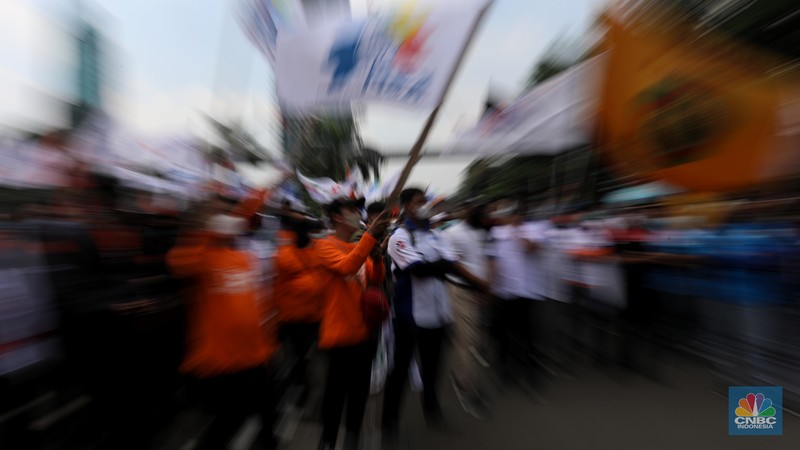 Ratusan buruh dari Konfederasi Serikat Pekerja Indonesia (KSPI) menggelar aksi menolak aturan Jaminan Hari Tua (JHT) yang dikeluarkan Kementerian Ketenagakerjaan (Kemnaker) di halaman kantor Kemnaker, Jalan Gatot Subroto, Jakarta Selatan, Rabu (16/2/2022). (CNBC Indonesia/Andrean Kristianto) Ratusan buruh dari Konfederasi Serikat Pekerja Indonesia (KSPI) menggelar aksi menolak aturan Jaminan Hari Tua (JHT) yang dikeluarkan Kementerian Ketenagakerjaan (Kemnaker) di halaman kantor Kemnaker, Jalan Gatot Subroto, Jakarta Selatan, Rabu (16/2/2022). (CNBC Indonesia/Andrean Kristianto)