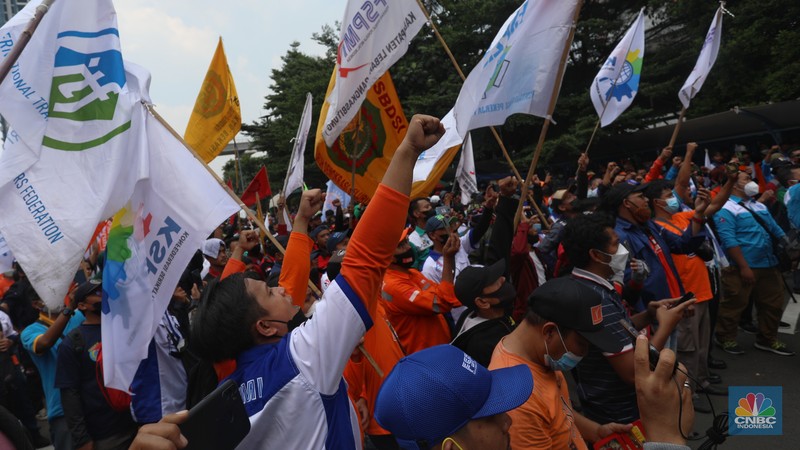 Ratusan buruh dari Konfederasi Serikat Pekerja Indonesia (KSPI) menggelar aksi menolak aturan Jaminan Hari Tua (JHT) yang dikeluarkan Kementerian Ketenagakerjaan (Kemnaker) di halaman kantor Kemnaker, Jalan Gatot Subroto, Jakarta Selatan, Rabu (16/2/2022). (CNBC Indonesia/Andrean Kristianto) Ratusan buruh dari Konfederasi Serikat Pekerja Indonesia (KSPI) menggelar aksi menolak aturan Jaminan Hari Tua (JHT) yang dikeluarkan Kementerian Ketenagakerjaan (Kemnaker) di halaman kantor Kemnaker, Jalan Gatot Subroto, Jakarta Selatan, Rabu (16/2/2022). (CNBC Indonesia/Andrean Kristianto)