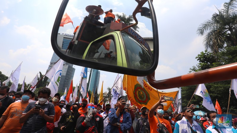 Ratusan buruh dari Konfederasi Serikat Pekerja Indonesia (KSPI) menggelar aksi menolak aturan Jaminan Hari Tua (JHT) yang dikeluarkan Kementerian Ketenagakerjaan (Kemnaker) di halaman kantor Kemnaker, Jalan Gatot Subroto, Jakarta Selatan, Rabu (16/2/2022). (CNBC Indonesia/Andrean Kristianto)