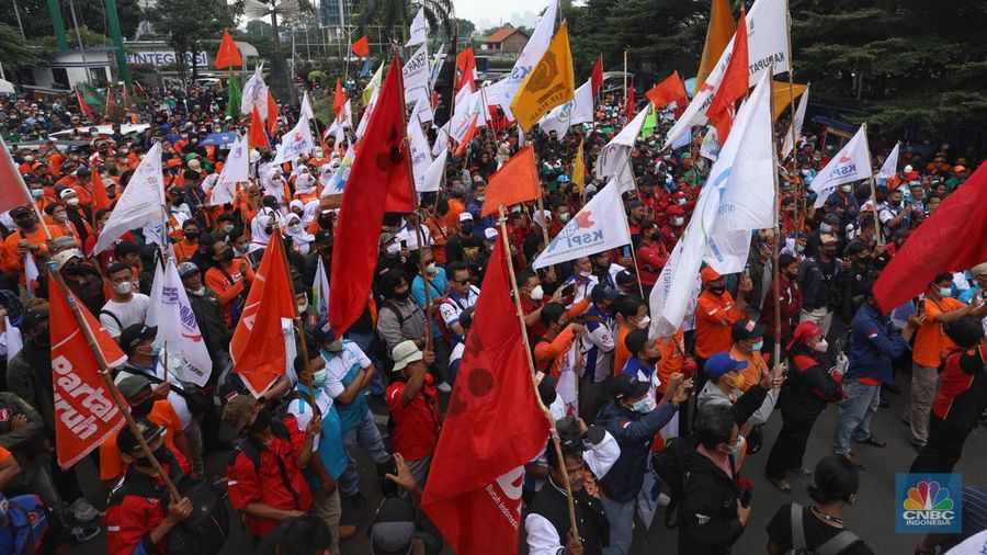 Ratusan buruh dari Konfederasi Serikat Pekerja Indonesia (KSPI) menggelar aksi menolak aturan Jaminan Hari Tua (JHT) yang dikeluarkan Kementerian Ketenagakerjaan (Kemnaker) di halaman kantor Kemnaker, Jalan Gatot Subroto, Jakarta Selatan, Rabu (16/2/2022). (վ/Andrean Kristianto)