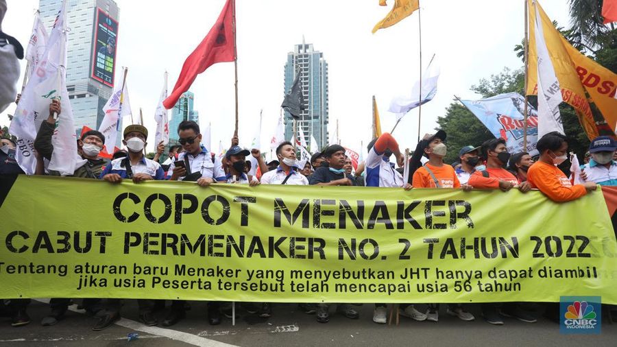 Ratusan buruh dari Konfederasi Serikat Pekerja Indonesia (KSPI) menggelar aksi menolak aturan Jaminan Hari Tua (JHT) yang dikeluarkan Kementerian Ketenagakerjaan (Kemnaker) di halaman kantor Kemnaker, Jalan Gatot Subroto, Jakarta Selatan, Rabu (16/2/2022). (CNBC Indonesia/Andrean Kristianto)