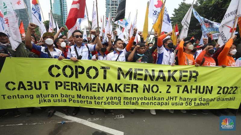 Ratusan buruh dari Konfederasi Serikat Pekerja Indonesia (KSPI) menggelar aksi menolak aturan Jaminan Hari Tua (JHT) yang dikeluarkan Kementerian Ketenagakerjaan (Kemnaker) di halaman kantor Kemnaker, Jalan Gatot Subroto, Jakarta Selatan, Rabu (16/2/2022). (CNBC Indonesia/Andrean Kristianto)