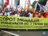 Pernah Batalkan, Begini Beda Sikap Jokowi Soal Aturan JHT