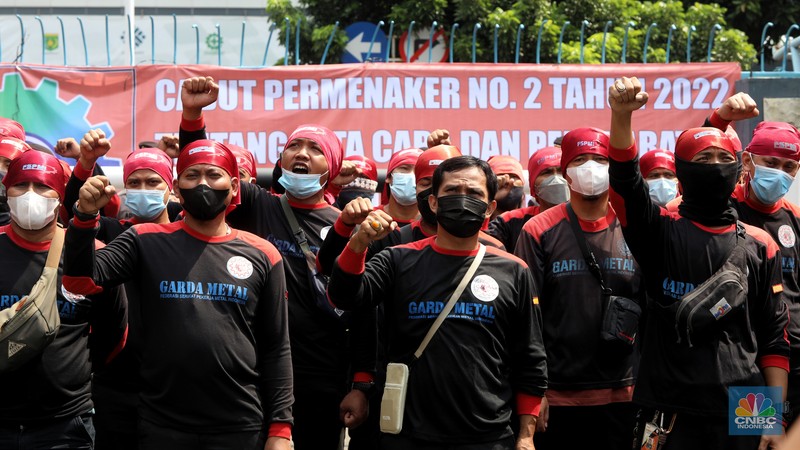 Ratusan buruh dari Konfederasi Serikat Pekerja Indonesia (KSPI) menggelar aksi menolak aturan Jaminan Hari Tua (JHT) yang dikeluarkan Kementerian Ketenagakerjaan (Kemnaker) di halaman kantor Kemnaker, Jalan Gatot Subroto, Jakarta Selatan, Rabu (16/2/2022). (CNBC Indonesia/Andrean Kristianto) Ratusan buruh dari Konfederasi Serikat Pekerja Indonesia (KSPI) menggelar aksi menolak aturan Jaminan Hari Tua (JHT) yang dikeluarkan Kementerian Ketenagakerjaan (Kemnaker) di halaman kantor Kemnaker, Jalan Gatot Subroto, Jakarta Selatan, Rabu (16/2/2022). (CNBC Indonesia/Andrean Kristianto)