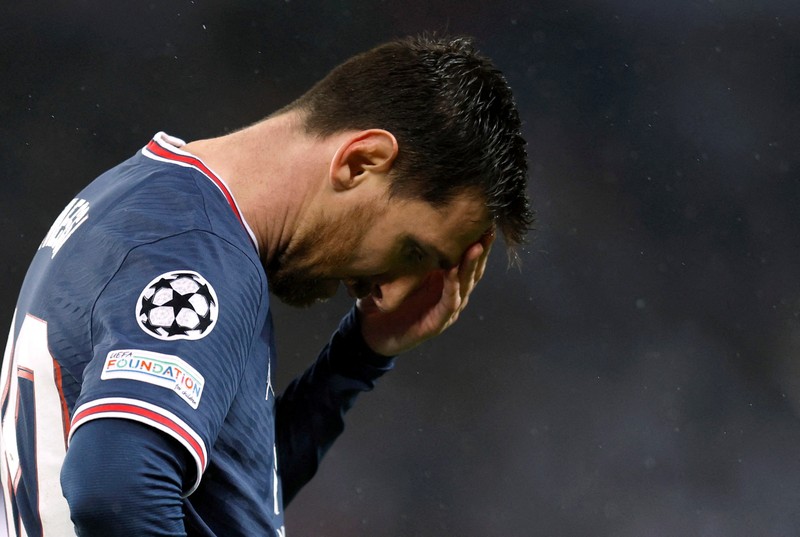 SOCCER-CHAMPIONS-PSG-MAD/REPORT Soccer Football - Champions League - Round of 16 First Leg - Paris St Germain v Real Madrid - Parc des Princes, Paris, France - February 15, 2022 Real Madrid's Casemiro in action REUTERS/Gonzalo Fuentes