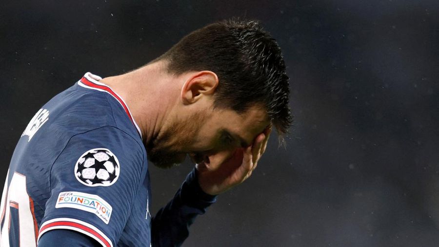 Soccer Football - Champions League - Round of 16 First Leg - Paris St Germain v Real Madrid - Parc des Princes, Paris, France - February 15, 2022 Paris St Germain's Lionel Messi reacts REUTERS/Gonzalo Fuentes TPX IMAGES OF THE DAY
