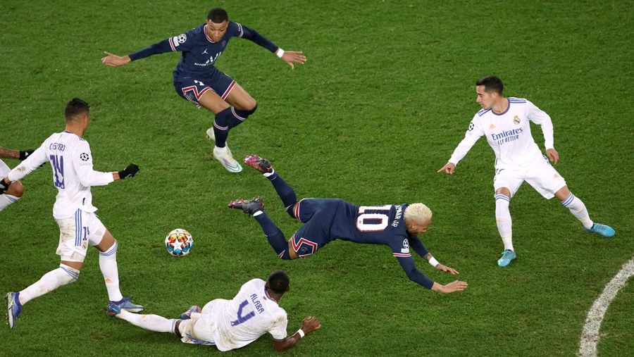 Soccer Football - Champions League - Round of 16 First Leg - Paris St Germain v Real Madrid - Parc des Princes, Paris, France - February 15, 2022 Real Madrid's Casemiro in action REUTERS/Gonzalo Fuentes