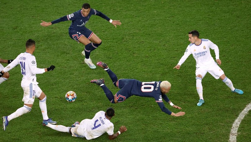 Soccer Football - Champions League - Round of 16 First Leg - Paris St Germain v Real Madrid - Parc des Princes, Paris, France - February 15, 2022 Real Madrid's Casemiro in action REUTERS/Gonzalo Fuentes