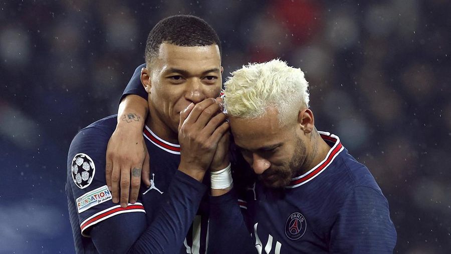 Soccer Football - Champions League - Round of 16 First Leg - Paris St Germain v Real Madrid - Parc des Princes, Paris, France - February 15, 2022 Paris St Germain's Kylian Mbappe and Neymar REUTERS/Gonzalo Fuentes