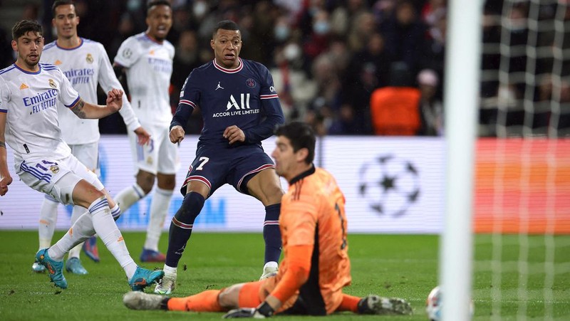 Soccer Football - Champions League - Round of 16 First Leg - Paris St Germain v Real Madrid - Parc des Princes, Paris, France - February 15, 2022 Real Madrid's Casemiro in action REUTERS/Gonzalo Fuentes