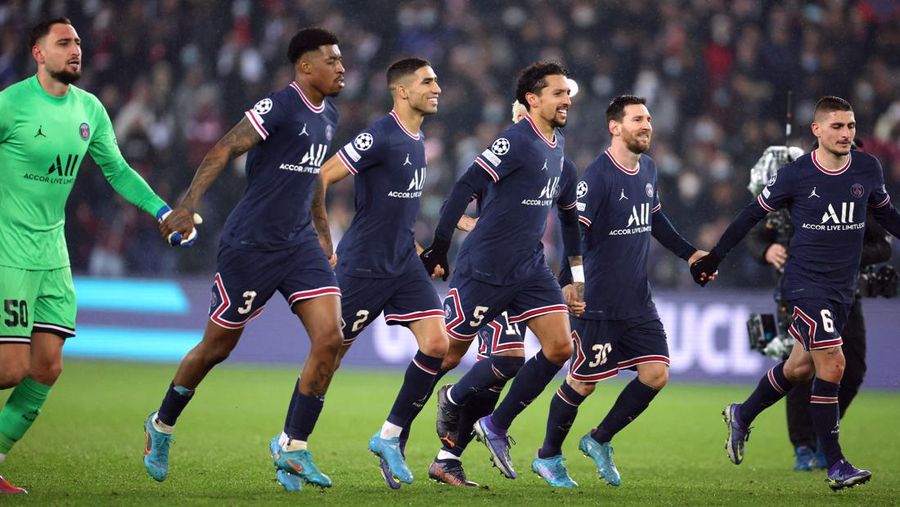 Soccer Football - Champions League - Round of 16 First Leg - Paris St Germain v Real Madrid - Parc des Princes, Paris, France - February 15, 2022 Real Madrid's Casemiro in action REUTERS/Gonzalo Fuentes
