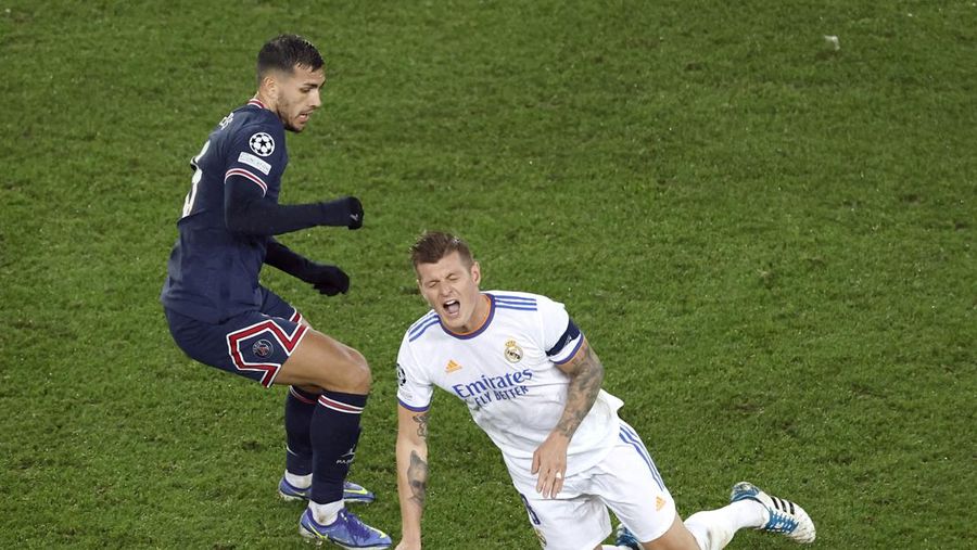 Soccer Football - Champions League - Round of 16 First Leg - Paris St Germain v Real Madrid - Parc des Princes, Paris, France - February 15, 2022 Real Madrid's Casemiro in action REUTERS/Gonzalo Fuentes