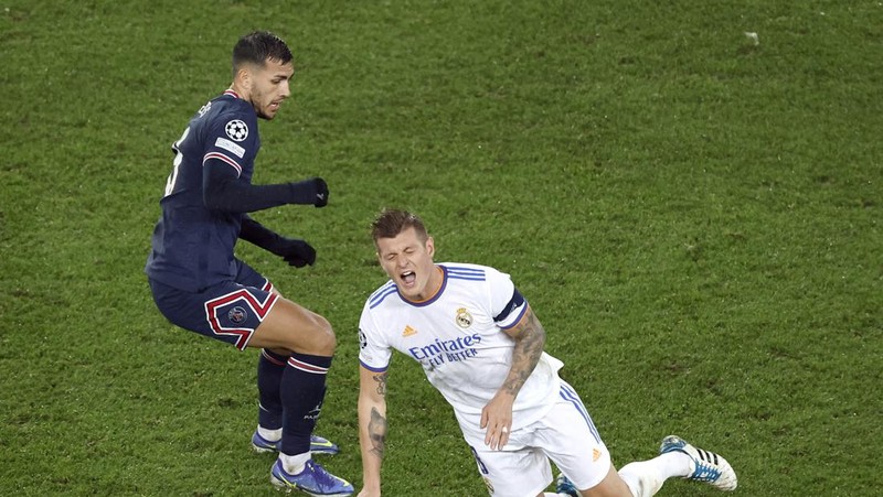 Soccer Football - Champions League - Round of 16 First Leg - Paris St Germain v Real Madrid - Parc des Princes, Paris, France - February 15, 2022 Real Madrid's Casemiro in action REUTERS/Gonzalo Fuentes