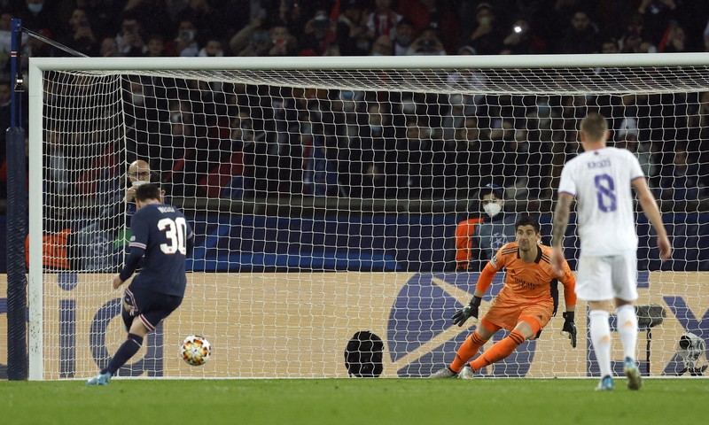 SOCCER-CHAMPIONS-PSG-MAD/REPORT Soccer Football - Champions League - Round of 16 First Leg - Paris St Germain v Real Madrid - Parc des Princes, Paris, France - February 15, 2022 Real Madrid's Casemiro in action REUTERS/Gonzalo Fuentes