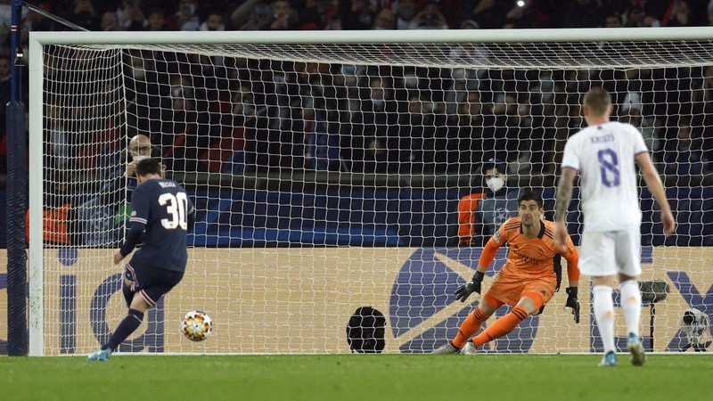 Soccer Football - Champions League - Round of 16 First Leg - Paris St Germain v Real Madrid - Parc des Princes, Paris, France - February 15, 2022 Real Madrid's Casemiro in action REUTERS/Gonzalo Fuentes