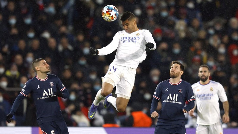 Soccer Football - Champions League - Round of 16 First Leg - Paris St Germain v Real Madrid - Parc des Princes, Paris, France - February 15, 2022 Real Madrid's Casemiro in action REUTERS/Gonzalo Fuentes