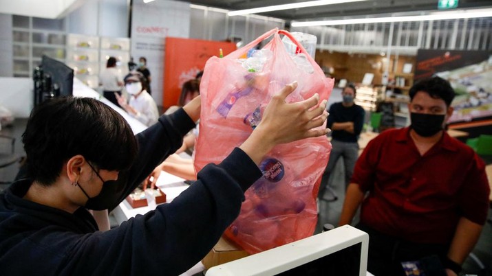 A person holds a bag full of plastic brought to exchange for amulets which are made from 1kg of trash such as plastic bags, bottle caps, milk cotton and fishing nets, at Bangkok Design Week festival, in Bangkok, Thailand January 12, 2022. Picture taken January 12, 2022. REUTERS/Soe Zeya Tun