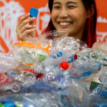 Bikin Hoki, Remaja Thailand Bikin Jimat dari Sampah Plastik