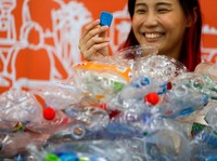 Bikin Hoki, Remaja Thailand Bikin Jimat dari Sampah Plastik