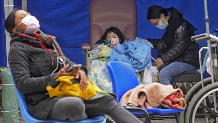 Virus Outbreak Hong Kong People, including current hospital patients, showing COVID-19 symptoms wait at a temporary holding area outside Caritas Medical Centre in Hong Kong Wednesday, Feb. 16, 2022. China's leader Xi Jinping took a personal interest in Hong Kong's outbreak, saying it was the local government's