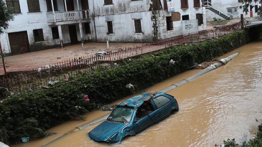 Sebuah mobil terlihat di sungai setelah hujan deras di Petropolis, Brasil, Rabu (16/2/2022). (REUTERS/Ricardo Moraes)