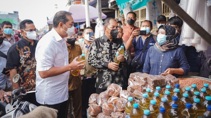 Menteri Perdagangan Muhammad Lutfi bersama jajarannya saat  melakukan sidang ketersediaan minyak goreng di sejumlah pasar dan gudang minyak goreng  di Makassar, Kamis (17/2/2022). (Dok.Kemendag)