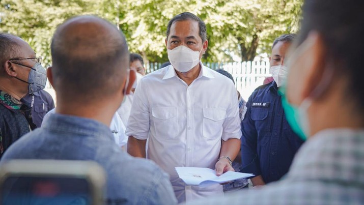 Menteri Perdagangan Muhammad Lutfi bersama jajarannya saat melakukan sidang ketersediaan minyak goreng di sejumlah pasar dan gudang minyak goreng di Makassar Menteri Perdagangan Muhammad Lutfi bersama jajarannya saat melakukan sidang ketersediaan minyak goreng di sejumlah pasar dan gudang minyak goreng di Makassar, Kamis (17/2/2022). (Dok.Kemendag)