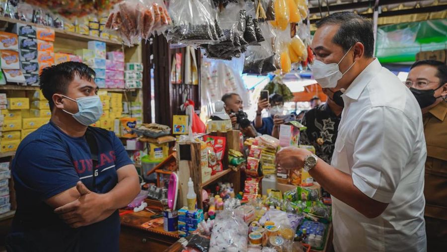 Menteri Perdagangan Muhammad Lutfi bersama jajarannya saat melakukan sidang ketersediaan minyak goreng di sejumlah pasar dan gudang minyak goreng di Makassar, Kamis (17/2/2022). (Dok.Kemendag)